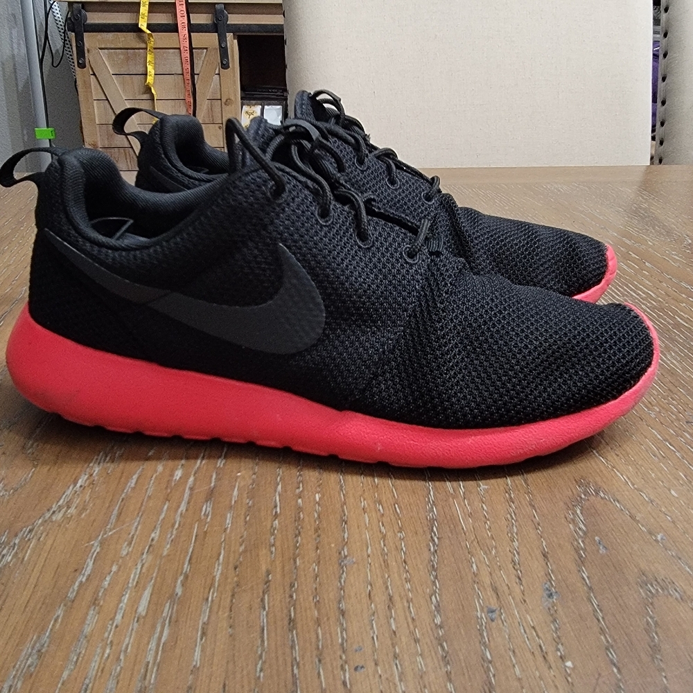 Nike Rohse one, used, good condtion, light weight, 8.5 men/ 10 women, black, red